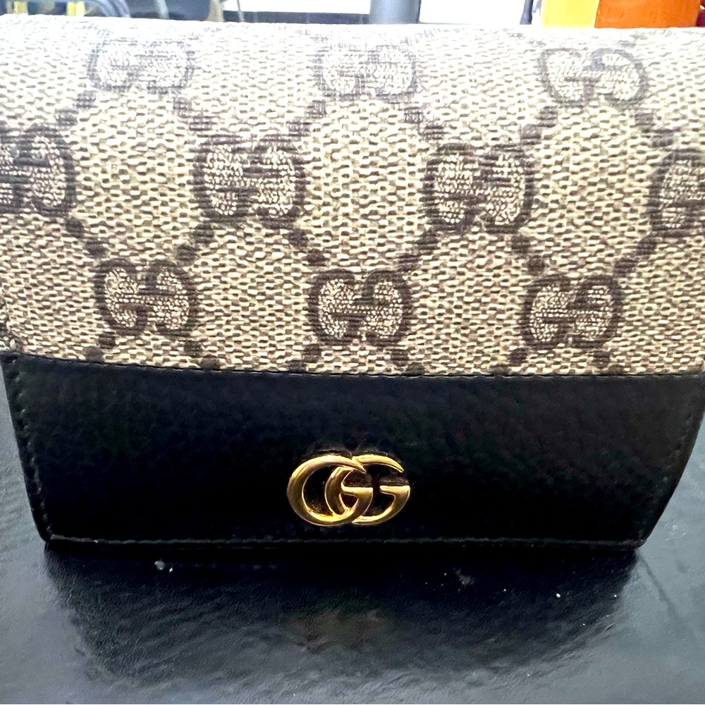 Gucci leather print wallet